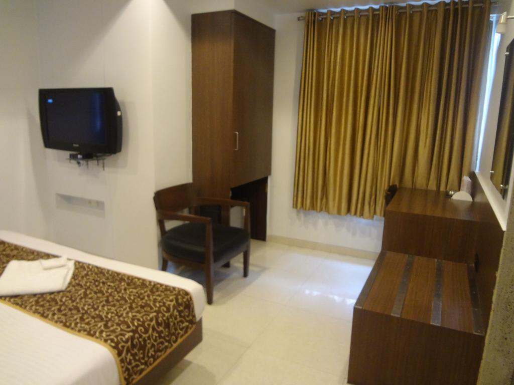 Hotel Adi Nagpur Exterior photo