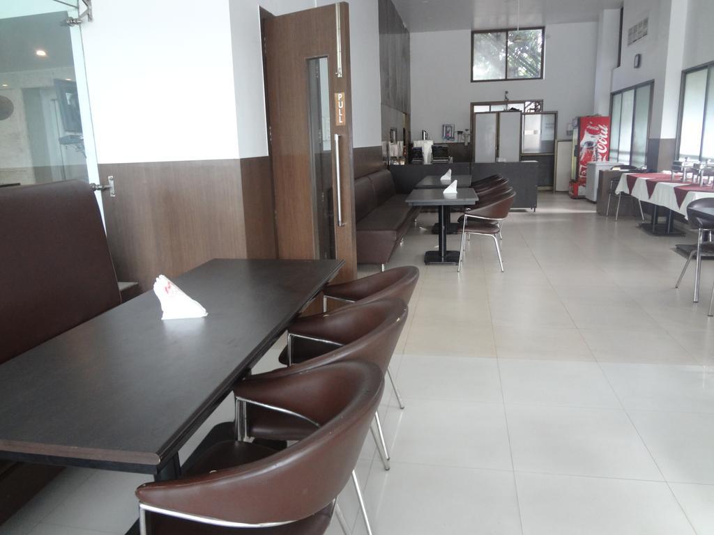 Hotel Adi Nagpur Exterior photo