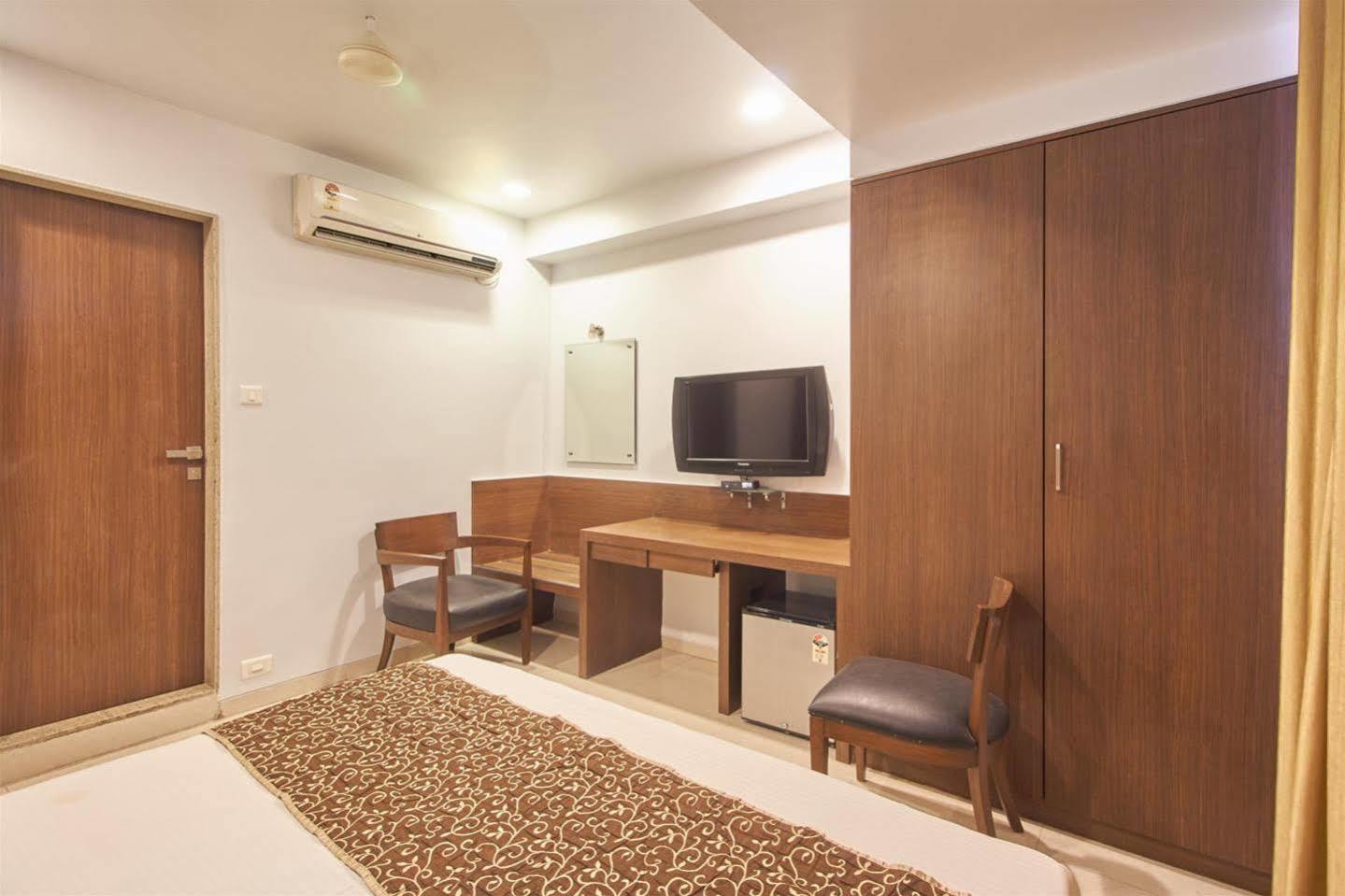 Hotel Adi Nagpur Exterior photo