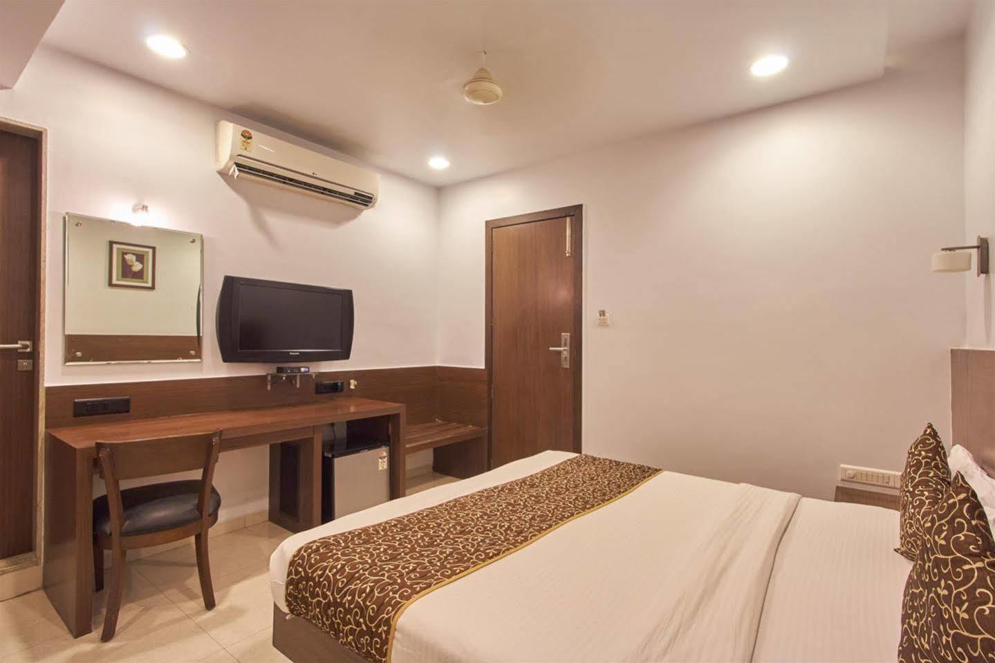 Hotel Adi Nagpur Exterior photo